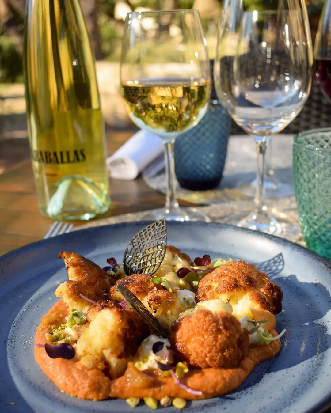 Coliflor Tandoori Masala i festucs Marinat amb un Verdejo de Caraballas
