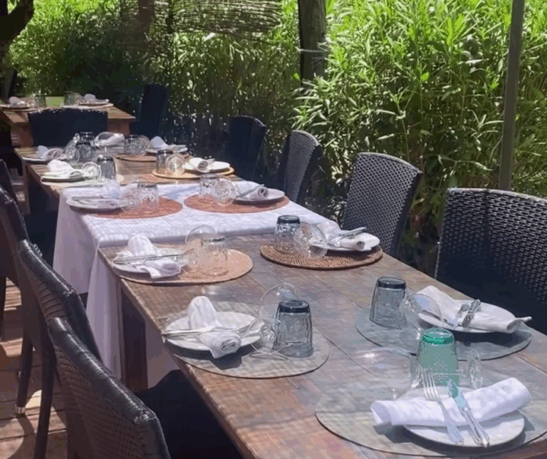 Taula per a grups preparada a la terrassa de Solovida Restaurant