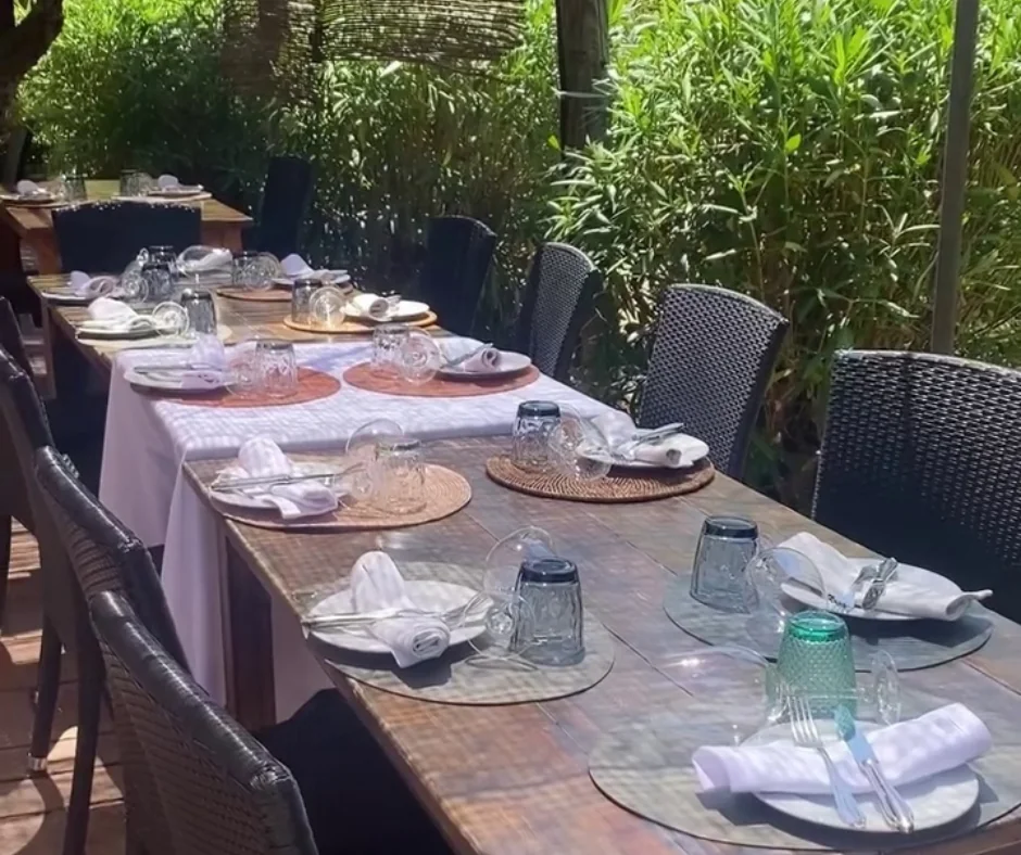 Taula per a grups preparada a la terrassa de Solovida Restaurant