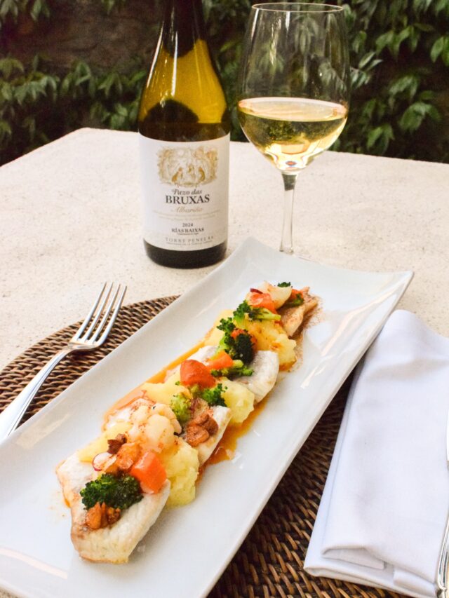 🌿Llobarro amb patata i verdures en escabetx, all, bitxo i pebre vermell — ❄️Menú Especial de Nadal
.
✨L'estaveu esperant... El nostre Menú Especial de Nadal ⬇️
.
Un menú ideat per compartir amb els teus amics o la teva familia. Perfecte per sopars d'empresa o celebracions de tot tipus.
.
Una selecció de plats per compartir amb productes de proximitat i km 0, un segon a escollir i postres artesanals.
.
❄️Disponible a partir del 26 de desembre.
.
📞Truca'ns o envia'ns un missatge per reservar
taula: +34 683 576 164
.
•••
.
🌿Bar avec pomme de terre et légumes en escabèche, ail, piment et paprika — ❄️ Menú de Nöel à Partager
.
✨Vous l’attendiez… Voici notre Menu Spécial de Noël ⬇️
.
Un menu conçu pour être partagé avec vos amis ou votre famille. Idéal pour les dîners d’entreprise ou les célébrations de toutes sortes.
.
Une sélection de plats à partager, préparés avec des produits locaux et de proximité, un plat principal au choix et des desserts artisanaux.
.
❄️Disponible à partir du 26 décembre.
.
📞Appelez-nous ou envoyez-nous un message pour réserver votre table : +34 683 576 164
.
.
.
.
.
.
#emporda #empordalovers #solovidarestaurant #altemporda #restaurantsdegirona restaurantscatalunya restaurantemporda josocemporda emporda_imatges hivern hivern2025 nadal nadalenfamília