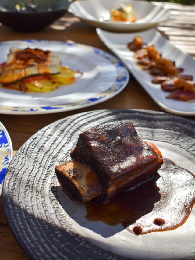 🌱Espatlla de xai rostida amb canyella, romaní i patates — Del nostre nou Menú per Compartir
.
Descobreix la nostra nova proposta de Menú per Compartir, amb una selecció de plats excel·lents elaborats amb productes de proximitat
.
📲Reserva taula per telèfon o per WhatsApp al 683 576 164
.
•••
.
🌱Espalda de cordero asada con canela, romero y patatas — De nuestro nuevo Menú para Compartir
.
Descubre nuestra nueva propuesta de Menú para Compartir, con una selección de platos excelentes elaborados con productos de proximidad
.
📲Reserva mesa por teléfono o por whatsapp al 683 576 164
.
.
.
.
.
.
#emporda #restaurantsdegirona #altemporda #empordalovers