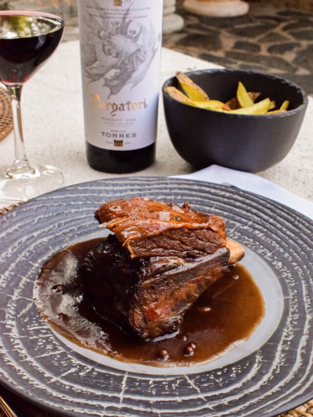 ✨BON NADAL I BONES FESTES desde la masia-restaurant Solovida! ⬇️
.
🍽️ Us presentem el nostre Menú Especial de Nadal, que estarà disponible a partir d'aquest 26 de desembre (divendres)
.
Una selecció de plats per compartir amb productes de proximitat i km 0, un segon a escollir i postres artesanals.
.
Un menú ideat per compartir amb els teus amics o la teva familia. Perfecte per sopars d'empresa o celebracions de tot tipus.
.
‼️Descobreix-lo a la nostra BIO!
.
📞Truca'ns o envia'ns un missatge per reservar
taula: +34 683 576 164
.
•••
.
✨JOYEUX NOËL ET BONNES FÊTES depuis la masia-restaurant Solovida ! ⬇️
.
🍽️ Nous vous présentons notre Menu Spécial de Noël, disponible à partir de ce 26 décembre (vendredi)
.
Une sélection de plats à partager, élaborés avec des produits de proximité et km 0, un plat principal au choix et des desserts artisanaux.
.
Un menu pensé pour être partagé avec vos amis ou votre famille. Parfait pour les dîners d’entreprise ou les célébrations de tout type.
.
‼️Découvrez-le dans notre BIO !
.
📞 Appelez-nous ou envoyez-nous un message pour réserver une table : +34 683 576 164
.
.
.
.
.
.
.
#emporda #empordalovers #solovidarestaurant #altemporda #restaurantsdegirona #restaurantscatalunya #restaurantemporda #josocemporda #emporda_imatges #hivern #hivern2025 #nadal #nadalenfamília