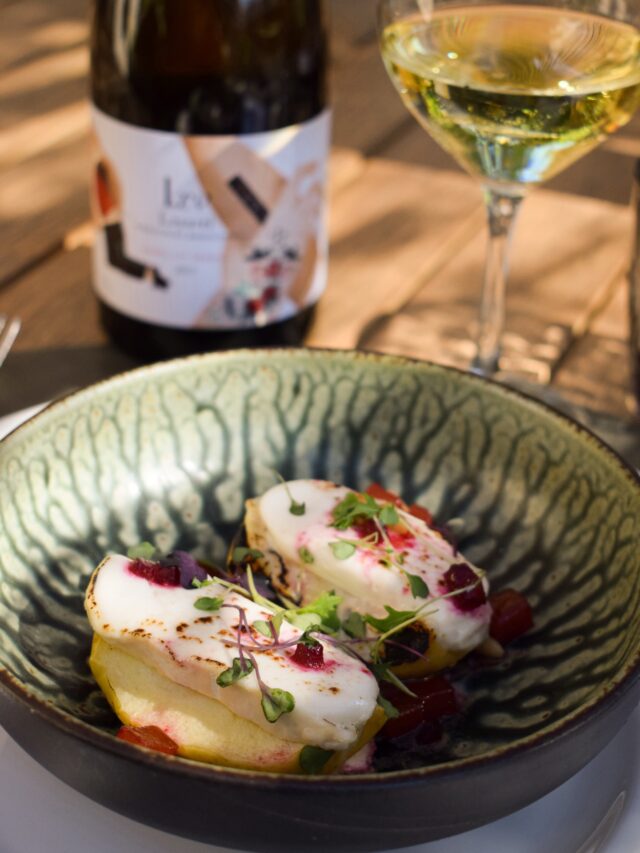 🌱Poma rostida, codonyat, pinyons i formatge de cabra Masia Peuet — Del nostre nou Menú per Compartir
.
Descobreix la nostra nova proposta de Menú per Compartir, amb una selecció de plats excel·lents elaborats amb productes de proximitat
.
📲Reserva taula per telèfon o per WhatsApp al 683 576 164
.
•••
.
🌱Manzana asada, membrillo, piñones y queso de cabra Masia Peuet — De nuestro nuevo Menú para Compartir
.
Descubre nuestra nueva propuesta de Menú para Compartir, con una selección de platos excelentes elaborados con productos de proximidad
.
📲Reserva mesa por teléfono o por whatsapp al 683 576 164
.
.
.
.
.
.
#emporda #restaurantsdegirona #altemporda #empordalovers