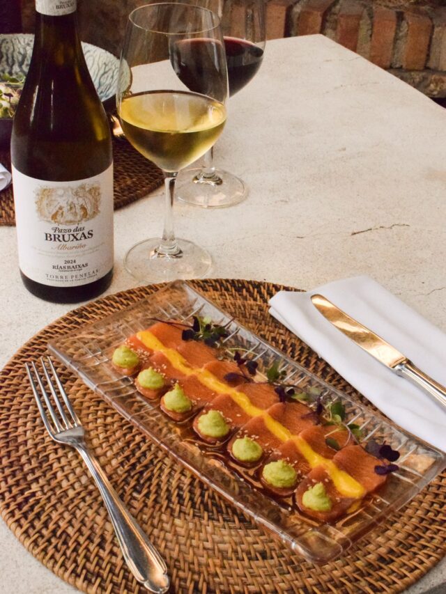 🤍Salmó o burrata? Quin entrant tens més ganes de tastar? – ❄️Menú Especial de Nadal
.
🐟Salmó amb ponzu, guacamole i gingebre
🌱Burrata amb moniato rostit, pesto de festuc i alfabrega
.
✨L'estaveu esperant... El nostre Menú Especial de Nadal ⬇️
.
Un menú ideat per compartir amb els teus amics o la teva familia. Perfecte per sopars d'empresa o celebracions de tot tipus.
.
Una selecció de plats per compartir amb productes de proximitat i km 0, un segon a escollir i postres artesanals.
.
❄️Disponible a partir del 26 de desembre.
.
📞Truca'ns o envia'ns un missatge per reservar
taula: +34 683 576 164
.
•••
.
🤍Saumon ou burrata ? Quelle entrée as-tu le plus envie de goûter ? – ❄️Menu Spécial de Noël
.
🐟Saumon au ponzu, guacamole et gingembre
🌱Burrata avec patate douce rôtie, pesto de pistache et basilic
.
✨Vous l’attendiez… Voici notre Menu Spécial de Noël ⬇️
.
Un menu conçu pour être partagé avec vos amis ou votre famille. Idéal pour les dîners d’entreprise ou les célébrations de toutes sortes.
.
Une sélection de plats à partager, préparés avec des produits locaux et de proximité, un plat principal au choix et des desserts artisanaux.
.
❄️Disponible à partir du 26 décembre.
.
📞Appelez-nous ou envoyez-nous un message pour réserver votre table : +34 683 576 164
.
.
.
.
.
.
#emporda #empordalovers #solovidarestaurant #altemporda #restaurantsdegirona