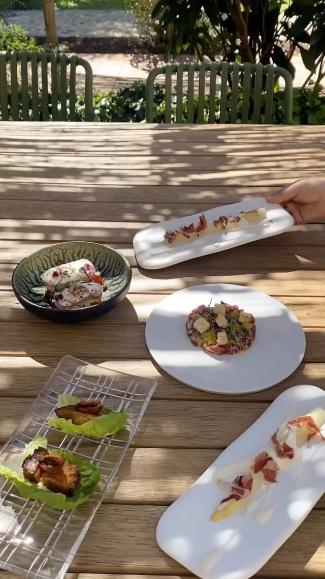 🌸Els entrants del Menú per Compartir ⤵️
.
🌱Saam de cansalada amb musclos en escabetx
🌱Poma rostida, codonyat, pinyons i formatge de cabra Masia Peuet
🌱Tàrtar de tonyina vermella amb maionesa d’ají groc i alvocat
🌱Espàrrec blanc amb maionesa lleugera i pernil
🌱Tomàquet Barbastro amb oli d’oliva, vainilla, llima i menta
.
Comparteix-los i disfruta'ls ja a la nostra masia-restaurant!😉
.
📲Reserva taula per telèfon o per whatsapp al 683 576 164
.
•••
.
🌸Los entrantes del Menú para Compartir ⤵️
.
🌱Saam de panceta con mejillones en escabeche
🌱Manzana asada, membrillo, piñones y queso de cabra Masia Peuet
🌱Tartar de atún rojo con mayonesa de ají amarillo y aguacate
🌱Espárrago blanco con mayonesa ligera y jamón
🌱Tomate Barbastro con aceite de oliva, vainilla, lima y menta
.
¡Compártelos y disfrútalos ya en nuestra masía-restaurante!😉
.
📲Reserva mesa por teléfono o por WhatsApp al 683 576 164
.
•••
.
🌸Les entrées du Menu à Partager ⤵️
.
🌱Saam de poitrine de porc avec moules en escabèche
🌱Pomme rôtie, pâte de coing, pignons et fromage de chèvre Masia Peuet
🌱Tartare de thon rouge avec mayonnaise d’ají jaune et avocat
🌱Asperge blanche avec mayonnaise légère et jambon
🌱Tomate Barbastro avec huile d’olive, vanille, citron vert et menthe
.
Partagez-les et dégustez-les dès maintenant dans notre masía-restaurant !😉
.
📲Réservez votre table par téléphone ou par WhatsApp au 683 576 164
.
.
.
.
.
 #restaurantsdegirona #altemporda #empordalovers #restaurantscatalunya