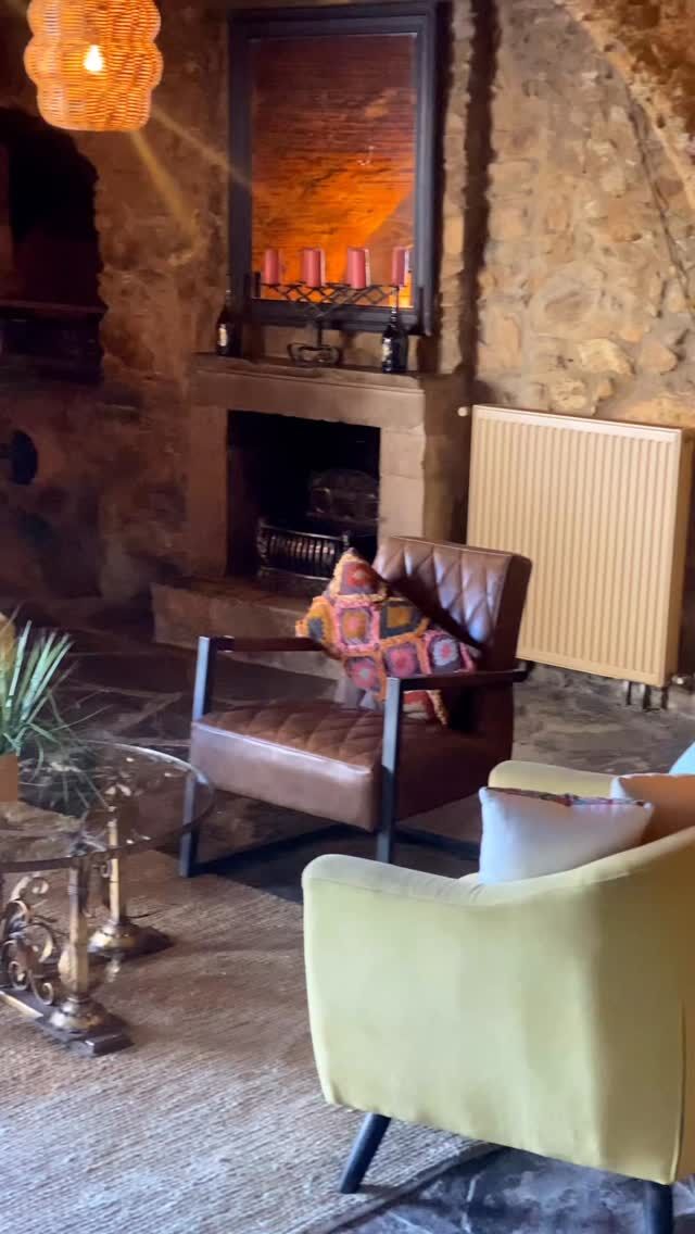 ✨Busques un lloc romàntic i acollidor per sopar? Visita'ns i descobreix el nostre menú de Temporada🤍⤵️
.
El nostre restaurant, ubicat al poble de Palau Saverdera, conserva la preciosa arquitectura de la masia catalana que era abans, construida el 1698.
.
Els nostres salons són perfectes per una vetllada romàntica o un sopar privat amb els teus amics o la teva familia.
.
📞Fes ja la teva reserva per telèfon o per whatsapp al 683 576 164
.
••••
.
✨Vous cherchez un lieu romantique et chaleureux? Venez nous rendre visite et découvrez notre menu🤍⤵️
.
Notre restaurant, situé dans le village de Palau Saverdera, conserve la magnifique architecture de l’ancienne masia catalane, construite en 1698.
.
Nos salons sont parfaits pour une soirée romantique ou un dîner privé avec vos amis ou votre famille.
.
📞Réservez dès maintenant par téléphone ou par WhatsApp au 683 576 164
.
.
.
.
.
#restaurantgirona #emporda #empordalovers #empordaturisme #restaurantgastronomique