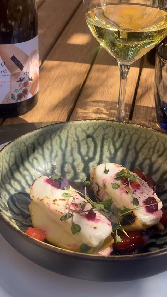 🌸NOU MENÚ PER COMPARTIR🌸
.
🫜Descobreix les noves creacions del nostre menú, elaborades a partir de productes de proximitat
.
El menú consta d'entrants per compartir i un plat principal i postres per escollir. Descobreix-lo al nostre perfil!😉
.
📲Reserva taula per telèfon o per whatsapp al 683 576 164
.
•••
.
🌸NUEVO MENÚ PARA COMPARTIR🌸
.
🫜Descubre las nuevas creaciones de nuestro menú elaboradas a partir de productos de proximidad.
.
El menú consta de entrantes para compartir y un plato principal y postre a elegir. ¡Descúbrelo en nuestro perfil!😉
.
📲Reserva mesa por teléfono o por WhatsApp en el 683 576 164
.
•••
.
🌸NOUVEAU MENU À PARTAGER🌸
.
🫜Découvrez les nouvelles créations de notre menu, élaborées à partir de produits locaux.
.
Le menu se compose d’entrées à partager, ainsi que d’un plat principal et d’un dessert au choix. Découvrez-le sur notre profil !😉
.
📲Réservez votre table par téléphone ou par WhatsApp au 683 576 164
.
.
.
.
.
.
#restaurantsdegirona #altemporda #empordalovers #restaurantscatalunya