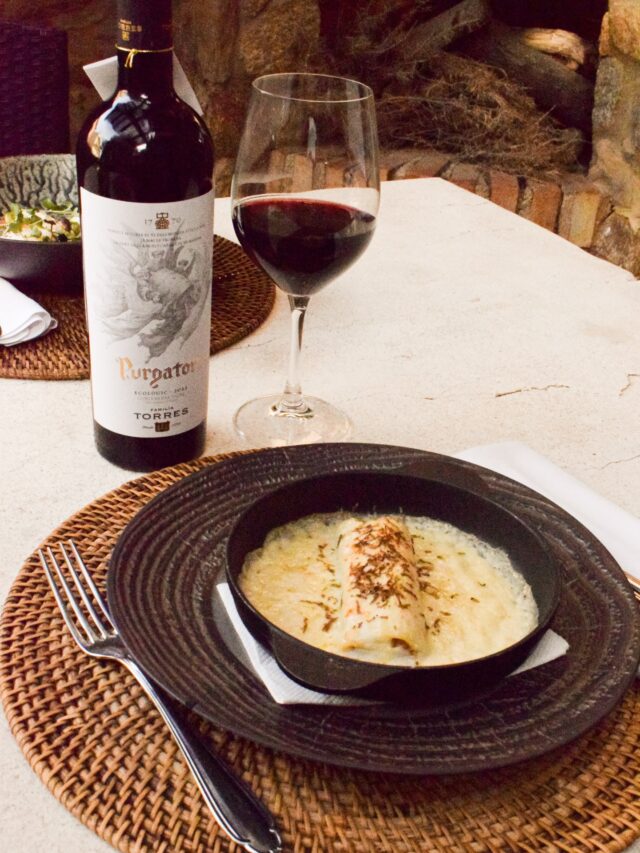 🌿Caneló de pollastre de pagès amb beixamel trufada i parmesà — ❄️Menú Especial de Nadal
.
✨L'estaveu esperant... El nostre Menú Especial de Nadal ⬇️
.
Un menú ideat per compartir amb els teus amics o la teva familia. Perfecte per sopars d'empresa o celebracions de tot tipus.
.
Una selecció de plats per compartir amb productes de proximitat i km 0, un segon a escollir i postres artesanals.
.
❄️Disponible a partir del 26 de desembre.
.
📞Truca'ns o envia'ns un missatge per reservar
taula: +34 683 576 164
.
•••
.
🌿Cannelloni de poulet fermier, béchamel truffée et parmesan — ❄️ Menú de Nöel à Partager
.
✨Vous l’attendiez… Voici notre Menu Spécial de Noël ⬇️
.
Un menu conçu pour être partagé avec vos amis ou votre famille. Idéal pour les dîners d’entreprise ou les célébrations de toutes sortes.
.
Une sélection de plats à partager, préparés avec des produits locaux et de proximité, un plat principal au choix et des desserts artisanaux.
.
❄️Disponible à partir du 26 décembre.
.
📞Appelez-nous ou envoyez-nous un message pour réserver votre table : +34 683 576 164
.
.
.
.
.
.
#emporda #empordalovers #solovidarestaurant #altemporda #restaurantsdegirona