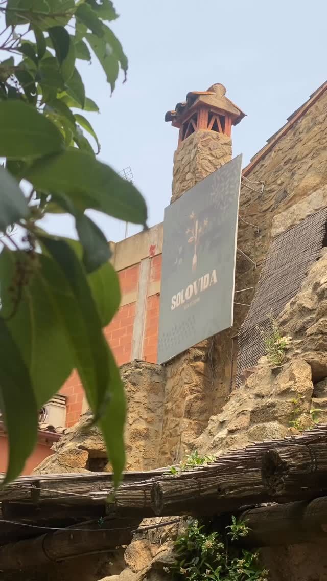 ✨Dinar o sopar? Descobreix la nostra masia-restaurant tant per dins com per fora! ⤵️
.
El nostre restaurant està construit dins d'una preciosa masia que data de l'any 1698🏡
.
L'interior destaca per la preservació de la seva essència de masia catalana, amb un menjador construït en pedra i una il•luminació ténua i envolvent. Perfecte per un sopar íntim o una celebració privada en una de les nostres sales.
.
Si prefereixes disfrutar de la naturalesa i la pau que es respira al poble de Palau Saverdera, la nostra terrassa és la millor opció per aquests dies asolellats.
.
📲Reserva taula per telèfon o per whatsapp al 683 576 164
.
•••
.
✨¿Comida o cena? ¡Descubre nuestra masía-restaurante tanto por dentro como por fuera! ⤵️
.
Nuestro restaurante está construido dentro de una preciosa masía que data del año 1698 🏡
.
El interior destaca por la preservación de su esencia de masía catalana, con un comedor construido en piedra y una iluminación tenue y envolvente. Perfecto para una cena íntima o una celebración privada en una de nuestras salas.
.
Si prefieres disfrutar de la naturaleza y la paz que se respira en el pueblo de Palau Saverdera, nuestra terraza es la mejor opción para estos días soleados.
.
📲Reserva mesa por teléfono o por WhatsApp al 683 576 164
.
•••
.
✨Déjeuner ou dîner ? Découvrez notre masia-restaurant, à l’intérieur comme à l’extérieur ! ⤵️
.
Notre restaurant est installé dans une magnifique masia datant de l’année 1698 🏡
.
L’intérieur se distingue par la préservation de son essence de masia catalane, avec une salle à manger en pierre et un éclairage tamisé et chaleureux. Parfait pour un dîner intime ou une célébration privée dans l’une de nos salles.
.
Si vous préférez profiter de la nature et du calme qui règne dans le village de Palau Saverdera, notre terrasse est la meilleure option pour les journées ensoleillées.
.
📲Réservez votre table par téléphone ou via WhatsApp au 683 576 164
.
.
.
.
.
.
.
#emporda #restaurantsdegirona #altemporda #empordalovers #restaurantscatalunya