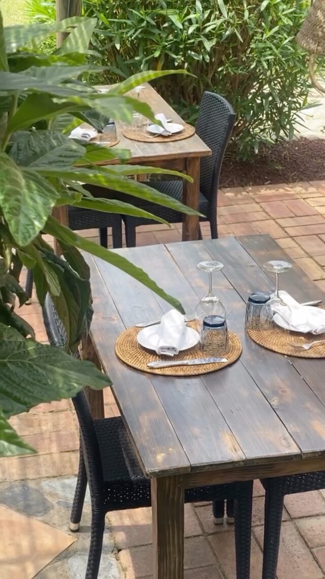 ✨DETALLS✨ L'importancia dels detalls en la nostra masia-restaurant i també, la nostra cuina
.
Vine a descobrir el nostre nou Menú per compartir i el Menú de temporada, replet de noves creacions fetes amb cura i imaginació de la mà del nostre xef, Raúl de Csanady i el seu equip
.
🔺Al link de la nostra BIO podeu trobar la nostra Carta i els menús que ara mateix tenim disponibles al restaurant!
.
📲Reserva taula per telèfon o per whatsapp al 683 576 164
.
•••
.
✨DETALLES✨ La importancia de los detalles en nuestra masía-restaurante y también, en nuestra cocina
.
Ven a descubrir nuestro nuevo Menú para compartir y el Menú de temporada, repleto de nuevas creaciones hechas con cuidado e imaginación de la mano de nuestro chef, Raúl de Csanady y su equipo
.
🔺En el link de nuestra BIO podéis encontrar nuestra Carta y los menús que ahora mismo tenemos disponibles en el restaurante
.
📲Reserva mesa por teléfono o por WhatsApp al 683 576 164
.
•••
.
✨DÉTAILS✨ L’importance des détails dans notre masia-restaurant et aussi dans notre cuisine
.
Venez découvrir notre nouveau menu à partager et le menu de saison, rempli de nouvelles créations réalisées avec soin et imagination par notre chef, Raúl de Csanady et son équipe
.
🔺Dans le lien de notre BIO, vous pouvez trouver notre carte et les menus actuellement disponibles au restaurant
.
📲Réservez une table par téléphone ou par WhatsApp au 683 576 164
.
.
.
.
.
#emporda #restaurantsdegirona #altemporda #empordalovers